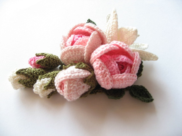 レース編み　薔薇とゆりのコサージュ 2枚目の画像
