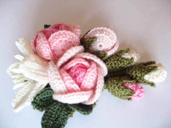 レース編み　薔薇とゆりのコサージュ 3枚目の画像