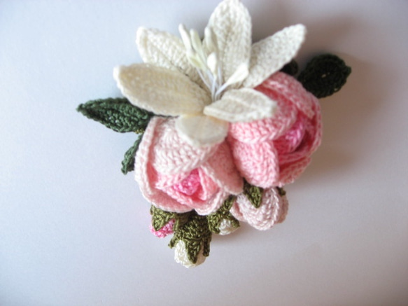 レース編み　薔薇とゆりのコサージュ 4枚目の画像