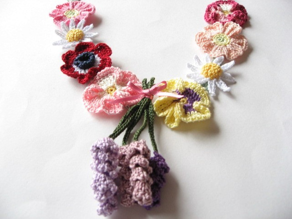 レース編み　カラフル花のネックレス 3枚目の画像