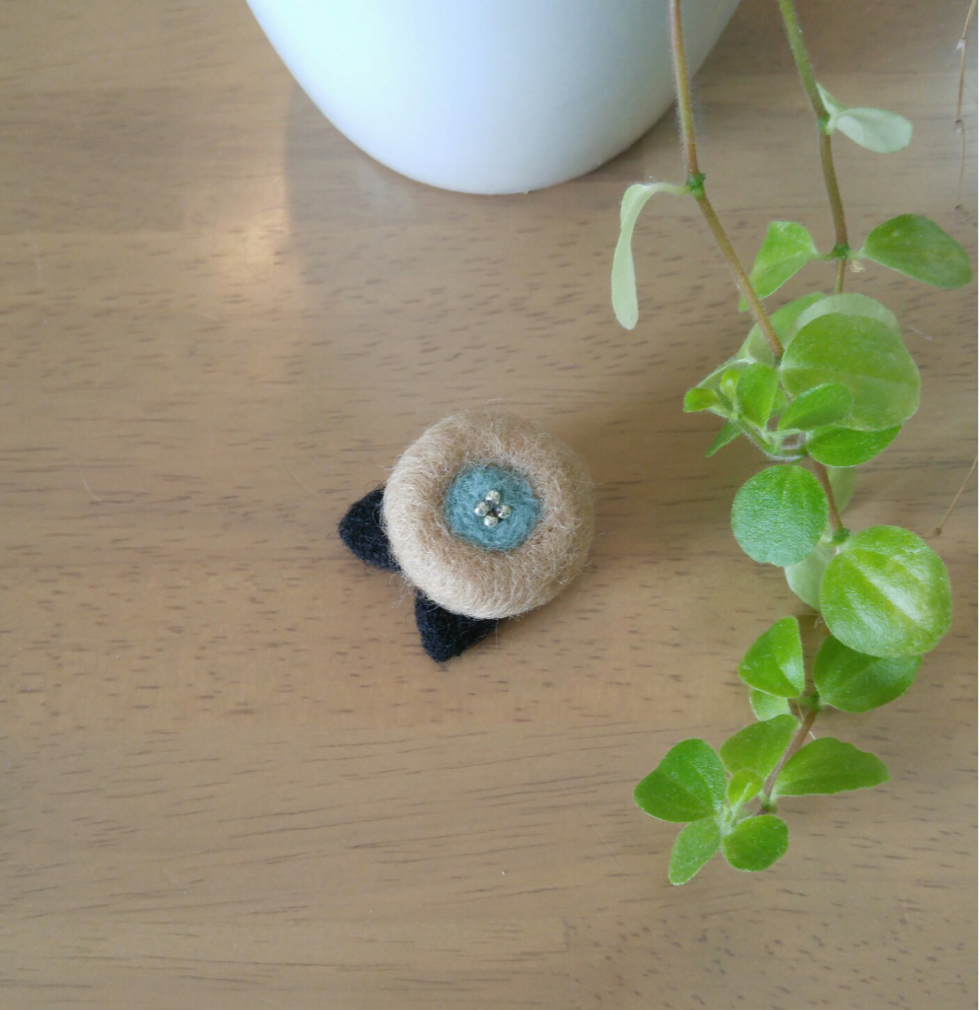 再販*「colors: beije」羊毛フェルトブローチ ブローチ ico 通販