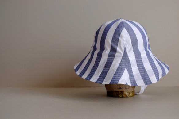帽子 / チューリップハット / コットン シャンブレー 【 サックスブルー＆ホワイト / 太ストライプ 】 3枚目の画像