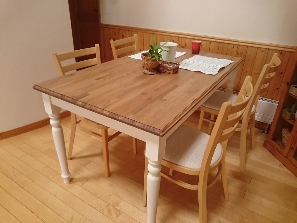 ろくろ脚のシャビー仕上げのダイニングテーブル【1400*800】