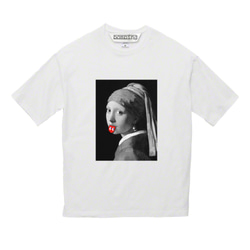 なんか出ちゃった少女　フェルメール　RED TYPE　ホワイトTシャツ【 インクジェット 】 2枚目の画像