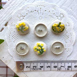 《受注販売＊2》ヘアゴム 変更可 菜の花 と ミモザ 刺繍 の くるみボタン 5枚目の画像