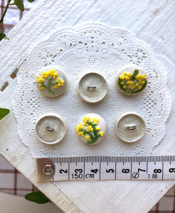 《受注販売＊2》ヘアゴム 変更可 菜の花 と ミモザ 刺繍 の くるみボタン 5枚目の画像