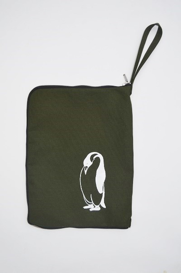 ペンギン キャンバスクランチバッグ　オリーブ 2枚目の画像