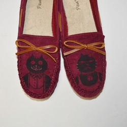 ネコ　リボン付手縫いモカシン 、シューズ、靴、オリジナルデザイン 2枚目の画像