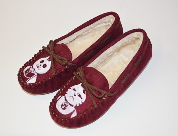 ネコ　リボン付手縫いボアモカシン 、シューズ、靴、オリジナルデザイン 1枚目の画像