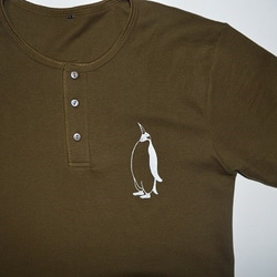 ペンギンメンズTシャツ綿100%　ヘンリーネックＴシャツ カーキ 2枚目の画像