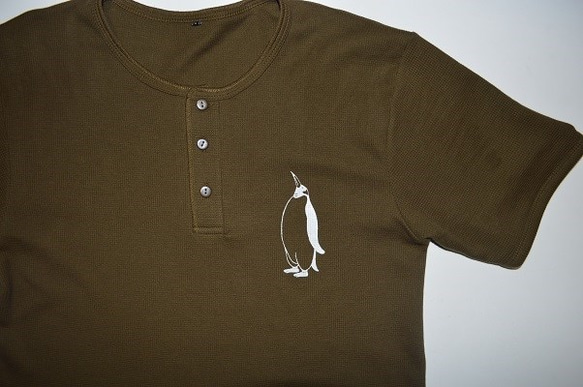 ペンギンメンズTシャツ綿100%　ヘンリーネックＴシャツ カーキ 2枚目の画像