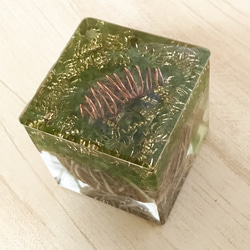 デザートローズとペリドットのキューブ形のオルゴナイト 5枚目の画像