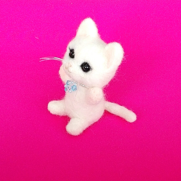 白い猫(スワロフスキー付き)　羊毛フェルト 2枚目の画像