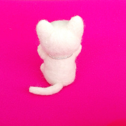 白い猫(スワロフスキー付き)　羊毛フェルト 3枚目の画像