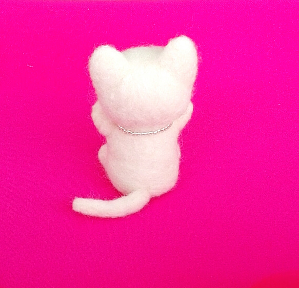 白い猫(スワロフスキー付き)　羊毛フェルト 3枚目の画像