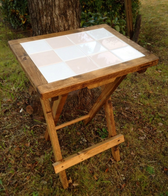折りたたみ式のテーブル（Ａ） 1枚目の画像