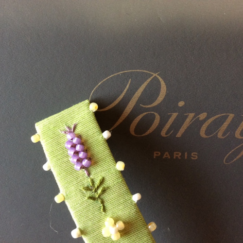 Poiray♪ポアレ時計ベルト〜若草色地にラベンダーのビーズ刺繍