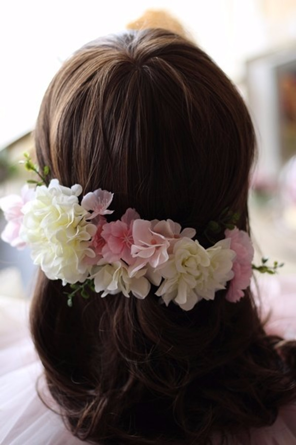 桜と白ダリアの髪飾り（造花） 1枚目の画像