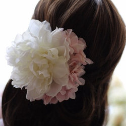 大輪の白い芍薬とシャーベットピンクの髪飾り　（造花） 1枚目の画像