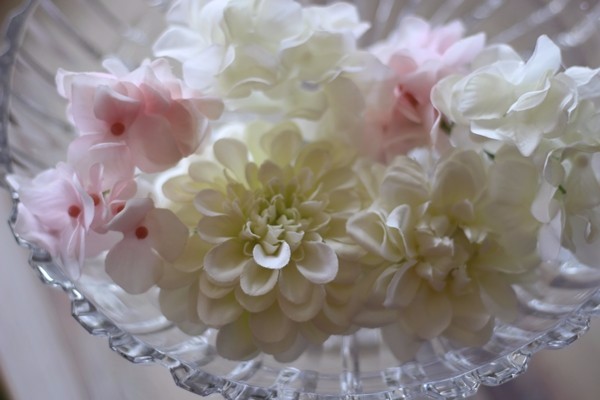 ホワイトダリアとふんわり桜色の紫陽花の髪飾り　（造花）
