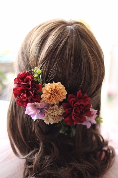 濃赤ダリアと淡い紫の髪飾り（造花）