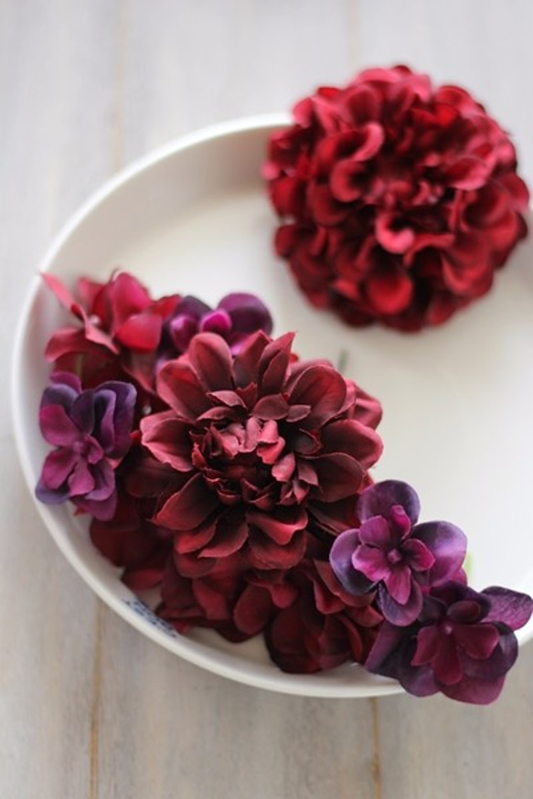 濃赤ダリアと紫陽花の髪飾り（造花） 2枚目の画像