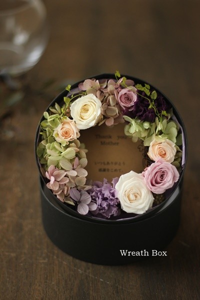 花の贈り物。そのまま飾るリースボックス♪（メッセージ印字付き）