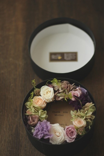 花の贈り物。そのまま飾るリースボックス♪（メッセージ印字付き）