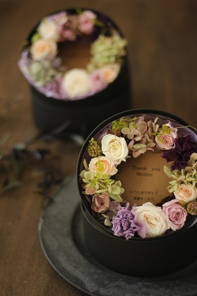 花の贈り物。そのまま飾るリースボックス♪（メッセージ印字付き）