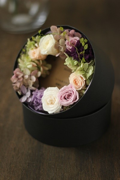 花の贈り物。そのまま飾るリースボックス♪（メッセージ印字付き）