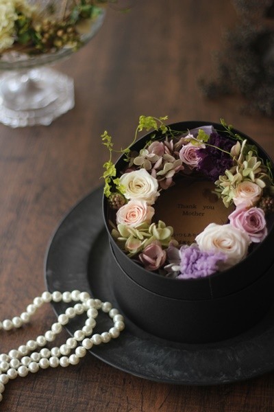 花の贈り物。そのまま飾るリースボックス♪（メッセージ印字付き）