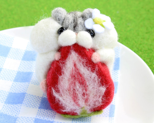 ②ジャンガリアンハムスター＆イチゴ◇羊毛フェルト おおきなイチゴとハムスター【ジャンガリアン】 羊毛フェルト