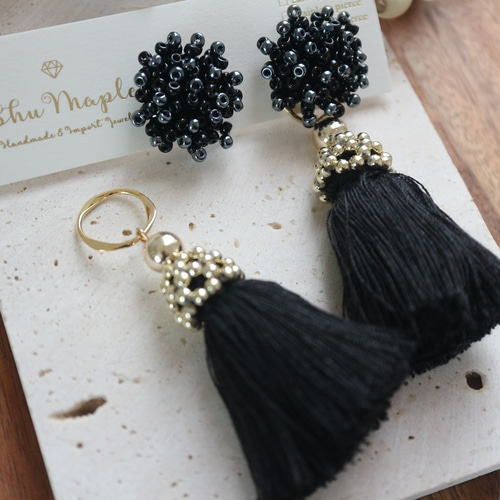 再48春オルテガタッセルリボンネイティブ白黒ピアスイヤリング