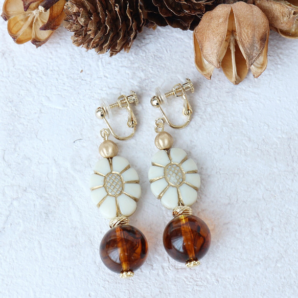 アイボリーのお花のビーズとべっ甲のアンティーク風大ぶりイヤリング  