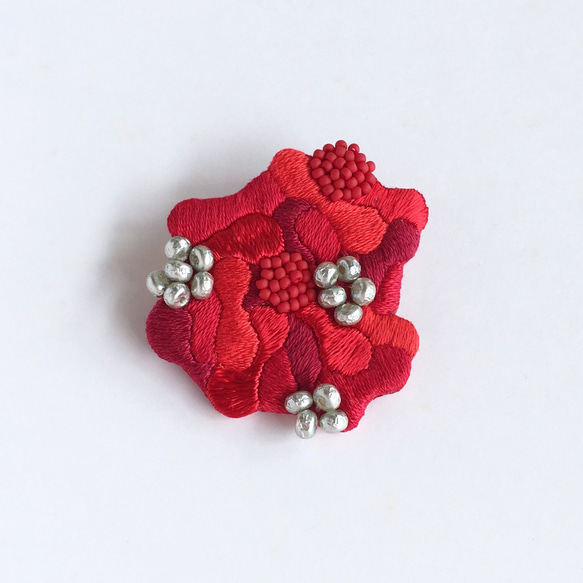 刺繍とビーズのブローチ  RD 1枚目の画像