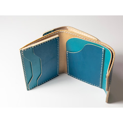 限定製作 コンパクトな革製財布 ハーフウォレット 手染め染色 グラデーション ブルー 空色 4枚目の画像