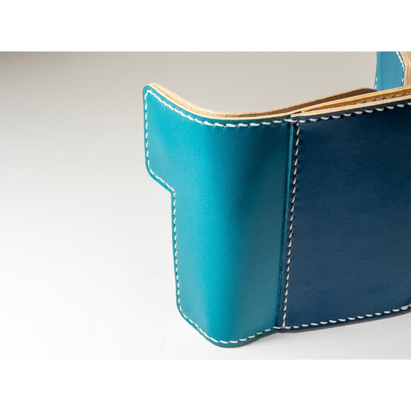 限定製作 コンパクトな革製財布 ハーフウォレット 手染め染色 グラデーション ブルー 空色 6枚目の画像