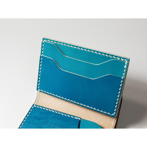 限定製作 コンパクトな革製財布 ハーフウォレット 手染め染色 グラデーション ブルー 空色 9枚目の画像