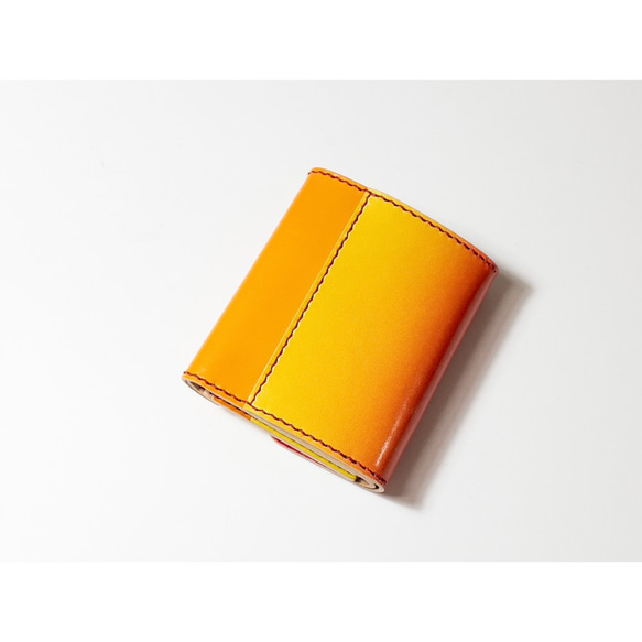 限定製作 コンパクトな革製財布 ハーフウォレット 手染め染色 グラデーション レッドxイエローxオレンジ 2枚目の画像