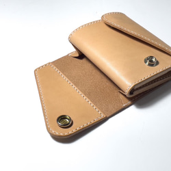 限定製作 コンパクトな革製財布 ハーフウォレット 栃木レザー ナチュラル 真鍮コンチョ 4枚目の画像