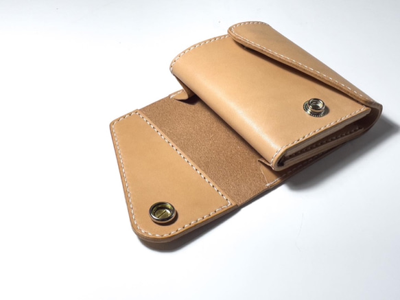 限定製作 コンパクトな革製財布 ハーフウォレット 栃木レザー ナチュラル 真鍮コンチョ 4枚目の画像