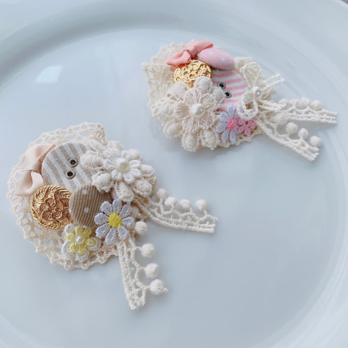 hime ハンドメイドのくるみボタンブローチ お花（青色）の刺繍くるみボタン（ブローチ・ヘアゴム・ぱっちん