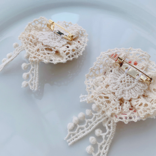 hime ハンドメイドのくるみボタンブローチ お花（青色）の刺繍くるみボタン（ブローチ・ヘアゴム・ぱっちん