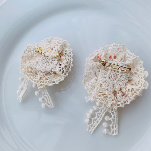 ②ピンク】レースとカボション・くるみボタンのブローチ コサージュ