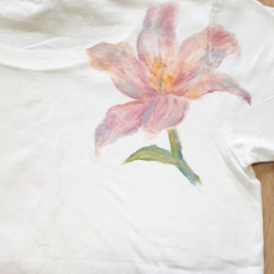 優しいピンクの百合の花　Tシャツ 3枚目の画像