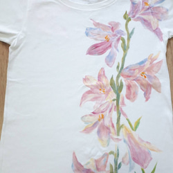 優しいピンクの百合の花　Tシャツ 2枚目の画像