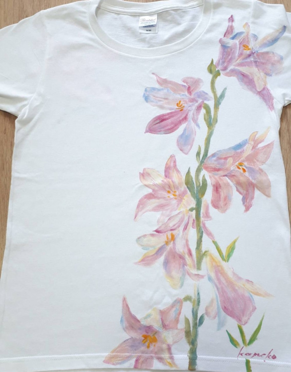 優しいピンクの百合の花　Tシャツ 2枚目の画像