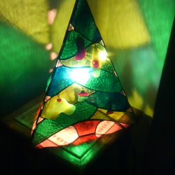 クリスマスツリーランプ　ステンドグラスにガラスを焼いた飾りがとっても可愛いです♪ 4枚目の画像