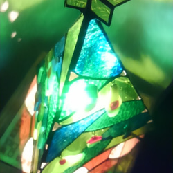 クリスマスツリーランプ　ステンドグラスにガラスを焼いた飾りがとっても可愛いです♪ 3枚目の画像