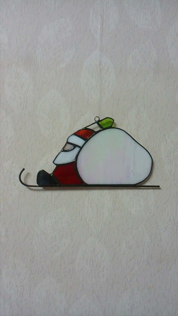 ステンドグラス　お正月飾りとサンタがいっぱい ステンドグラスのサンタさん スリム | iichi 日々の暮らしを心地よく